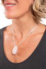 Collier QUARTZ ROSE EN OEUF DE YONI